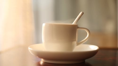 Taza de té caliente en el lado de la ventana Fondo borroso abstracto