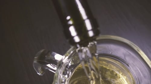 Versez du vin blanc dans une carafe