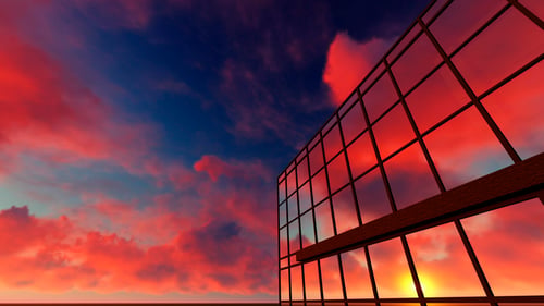 Puesta de sol reflejándose sobre edificio