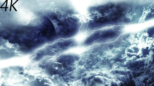 Voler à travers des nuages abstraits de tonnerre sombre vers la planète mystérieuse et la