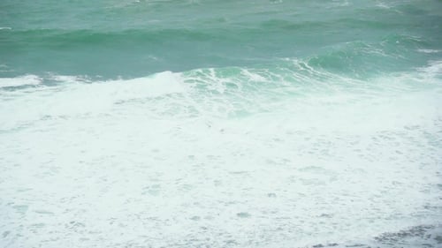 Große Schaumwellen im Meer in Ufernähe