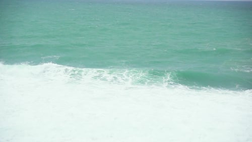 Blaues grünes Meer und weiße Schaumwelle