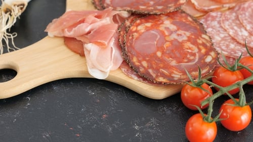 Délicieux salami italien tranché