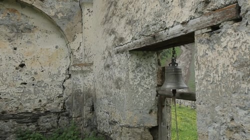 Alte georgische Kirchenglocke im Hochkaukasus