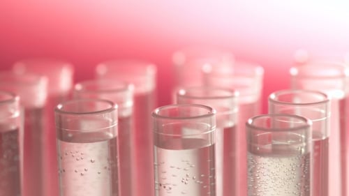 Un scientifique muni d'une pipette analyse un liquide coloré pour extraire l'ADN et les molécules du test