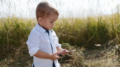 A blogueira Sweet Baby fica no meio do campo, usa smartphone, joga e publica fotos