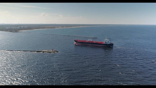 Buque cisterna en mar abierto, océano, gran buque mercante, crucero, avión Zumbido