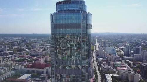Wunderschöner Wolkenkratzer in der mittleren Luftaufnahme. Modernes Gebäude im Stadtzentrum. Wunderschöne Stadt