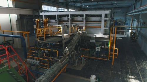 Planta de industria química con tubos y válvulas