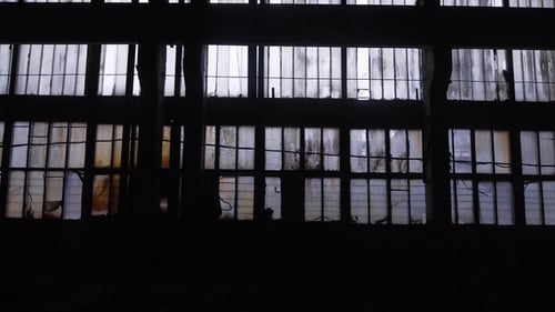 Ventanas grandes desde el interior de un almacén viejo y abandonado