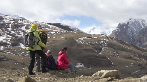 Groupe d'amis dans les montagnes