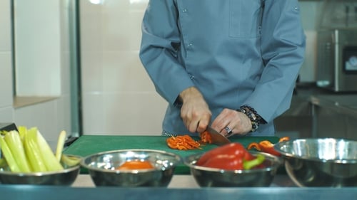 Chefkoch Kochen Essen Küche Restaurant Pfeffer schneiden