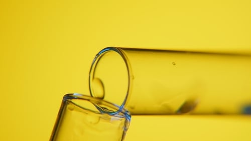 Chemische Flüssigkeit fließt in einem medizinischen Labor von einem Reagenzglas in ein anderes