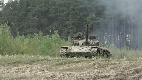 Militärpanzer in Bewegung auf unbefestigtem Gelände