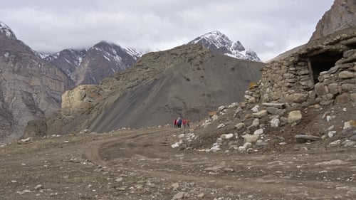 Gruppe von Freunden im Urlaub bei einer Bergwanderung
