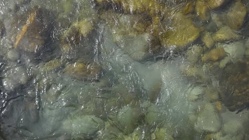 Transparenter Gebirgsfluss