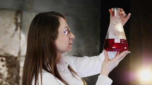 Expérimentez avec du liquide rouge dans une fiole