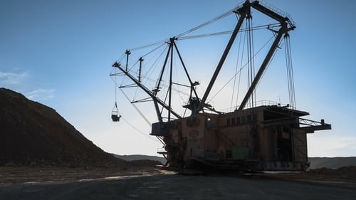 Dragline-Bagger lädt Erz. Dieses Gebiet wurde für Buaxit, Aluminium und andere Mineralien abgebaut
