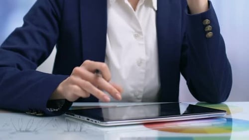Mulher Arquiteto Desenho Projeto Usando Tablet, Tecnologias Modernas, Mãos Closeup