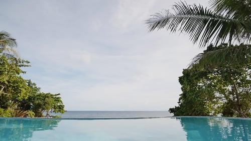 Piscina al aire libre en un país exótico. Recreación cerca del océano