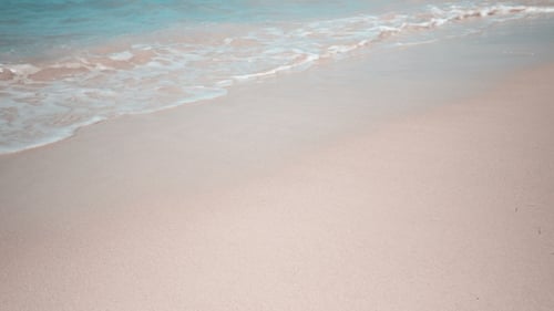 Sanfte Welle des Meeres am Sandstrand