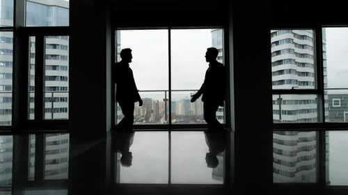 Partnerschaftskonzept: Zwei-Mann-Silhouette-Handschlag