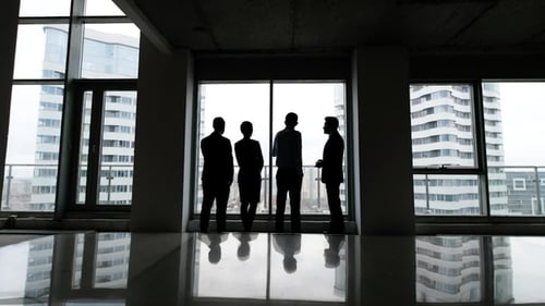 Equipe de Negócios de Gerentes Standing Talk in Office
