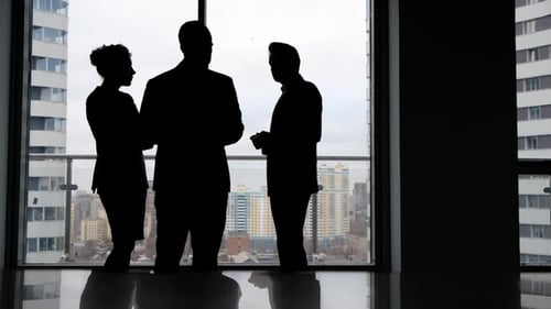 Equipe de Negócios de Gerentes Standing Talk in Office