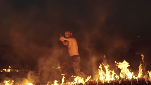Entraînement de combattant libre avec épée dans le champ de la nuit ardente