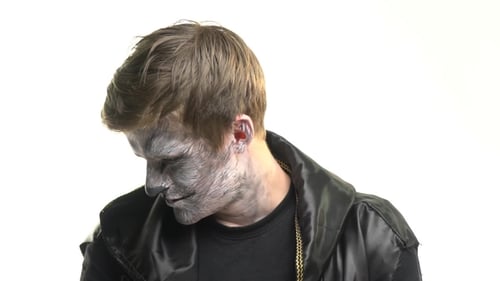 Körperkunst eines Waschbären auf dem Gesicht eines Mannes auf weißem Hintergrund. Tier-Make-up