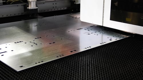 CNC-Laserschneiden von Metall, moderne Industrietechnik.