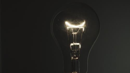 Ampoule sur fond noir. Ampoule Idea