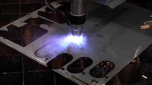 Industrieroboter-Laserschneider schneidet Metallteile mit großer Präzision. CNC-Fräsen
