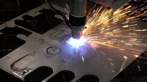 Industrieroboter-Laserschneider schneidet Metallteile mit großer Präzision. CNC-Fräsen