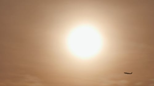 Décollez de l'avion au loin sur fond de lever ou de coucher de soleil