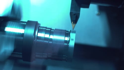 Bohren Sie Fräsformen aus einem Metallstück auf einer CNC-Maschine