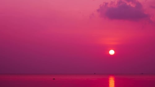 Pôr do sol roxo lindo sobre o mar