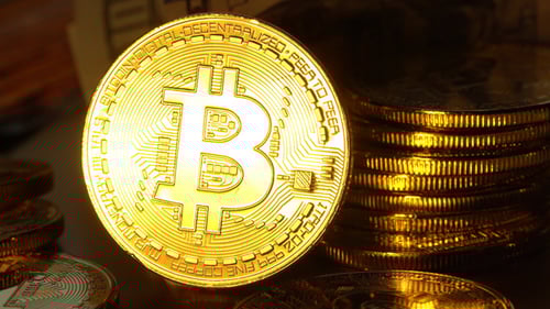 Bitcoin Coin brilha com luz dourada e desaparece gradualmente