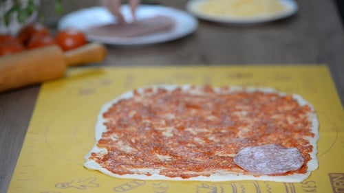 Pizza mit Salami kochen