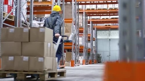 Männlicher Arbeiter im Fabriklager