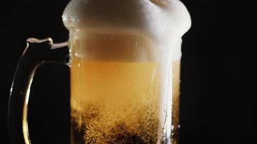 La bière est versée dans une tasse dans un bar