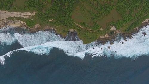 Vue aérienne des rochers et des vagues bleues de l'océan à Bali