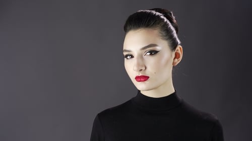 Porträt eines schönen sexy Mädchens. Model posiert auf dunklem Hintergrund für Studio-Fotoshooting