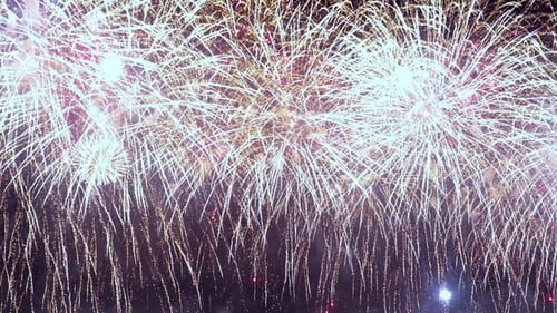 Buntes Feuerwerk explodiert am Nachthimmel. Feste und Veranstaltungen in leuchtenden Farben