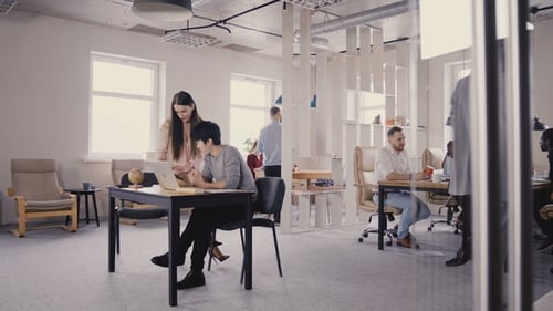 Équipe multiethnique travaillant dans un bureau moderne et tendance. Heureux jeunes et souriants créatifs de la génération Y travaillent