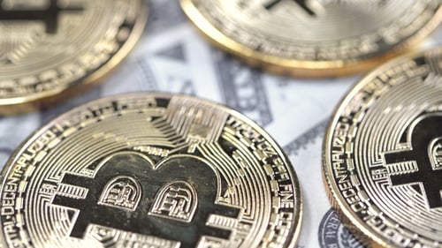 Bitcoins auf Dollar-Banknoten-Hintergrund