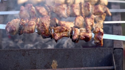 Schweinekebab am Spieß beim Grillen