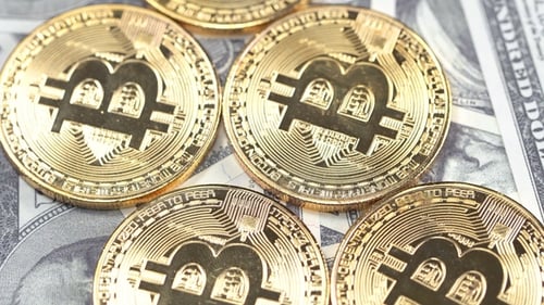 Bitcoins no fundo de notas de dólar