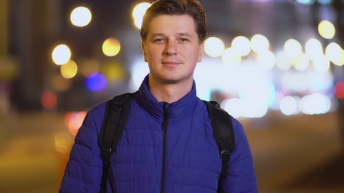 Portrait eines jungen Mannes in einer Nachtstadt