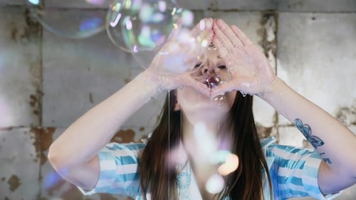 Blowing Soap Bubbles through the Hands